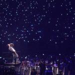 Suga si esibisce sul palco durante il suo concerto "D-DAY in SEOUL", mentre i suoi fan agitano i light stick "BTS Army Bomb", domenica. Il concerto solista di Suga si è tenuto alla Jamsil Arena di Seoul per due giorni consecutivi, il 24 e il 25 giugno. Per gentile concessione di BigHit Music