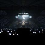 Circa 15.000 fan agitano in aria i light stick del gruppo ufficiale "BTS Army Bomb" mentre assistono all'esibizione di Suga, membro dei BTS, alla Jamsil Arena, domenica. Per gentile concessione di BigHit Music