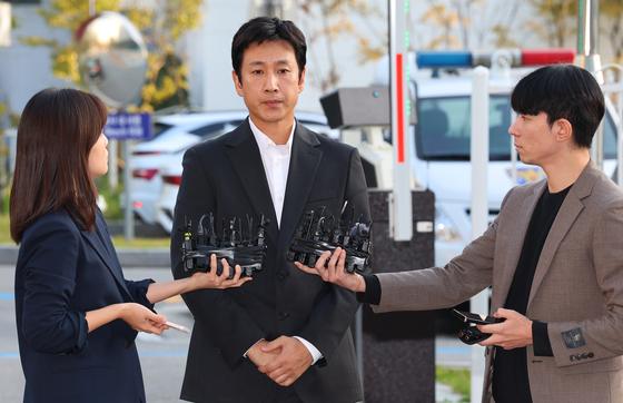 L'attore Lee Sun-kyun si presenta alla stazione di polizia di Incheon Nonhyun il 4 ottobre per essere interrogato [YONHAP]