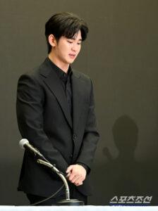 La conferenza stampa di Kim Soo-hyun: scuse, difesa e contrattacco alla famiglia di Kim Sae-ron.