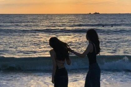2 girls