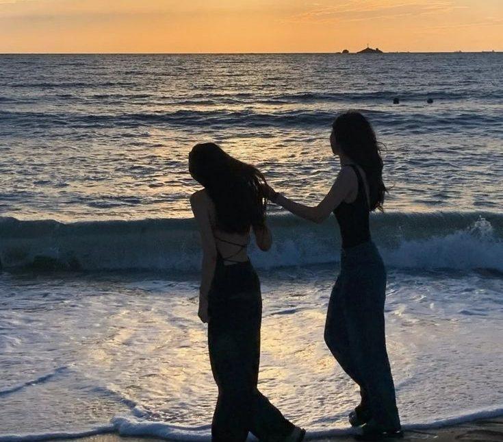 2 girls