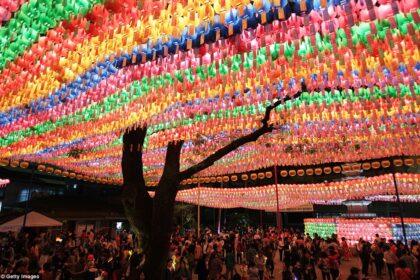 Un Mare di Luci per Buddha: La Magia del Vesak in Corea del Sud