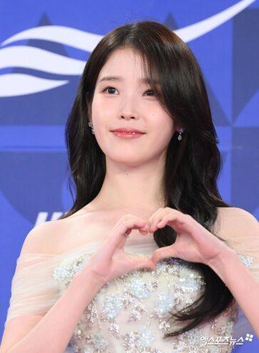 IU vince come Miglior Attrice ai Blue Dragon Series Awards