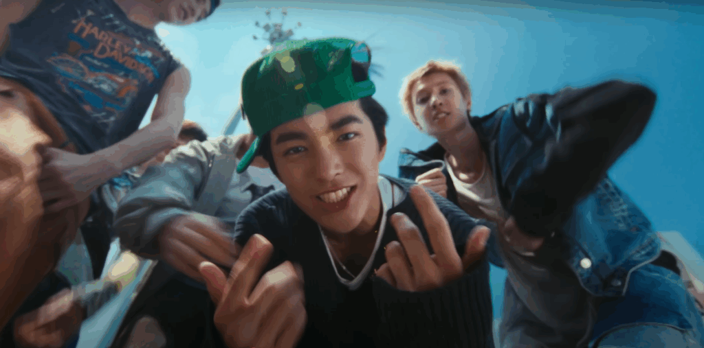Uno screenshot dal MV di GO! - impossibile immortalarli fermi!! | Credits Big Hit Music