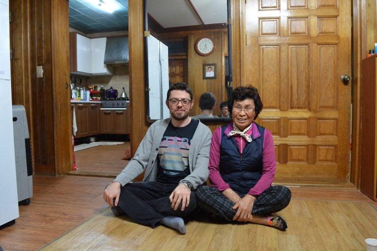 Vincenzo Acampora Carratura con la haenyeo che intervistò nel 2016