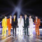 I BTS durante l'esibizione live di Dynamite per i Grammy