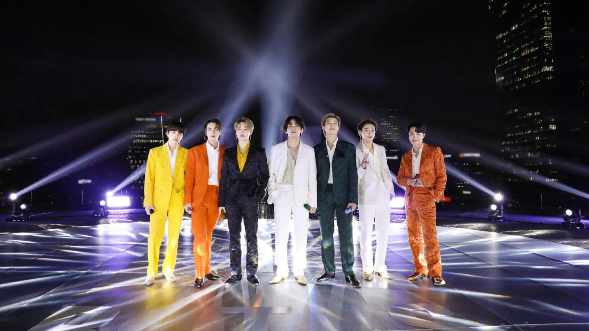 I BTS durante l'esibizione live di Dynamite per i Grammy