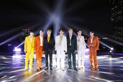 I BTS durante l'esibizione live di Dynamite per i Grammy