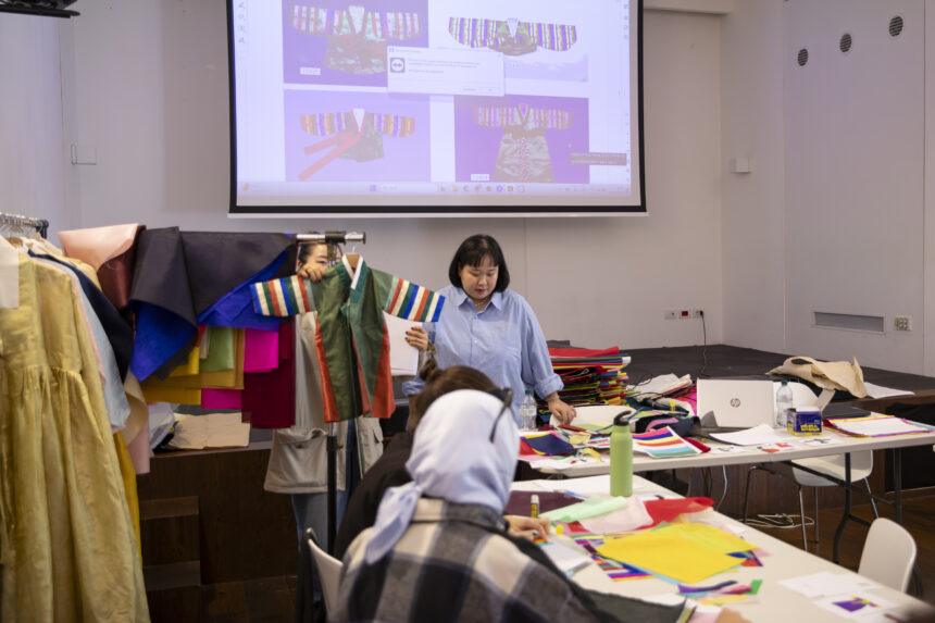 Yeji Kim durante il workshop sull’Hanbok – Per gentile concessione dell'Istituto Culturale Coreano