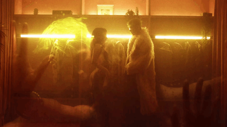 Uno screenshot dal MV di Freak