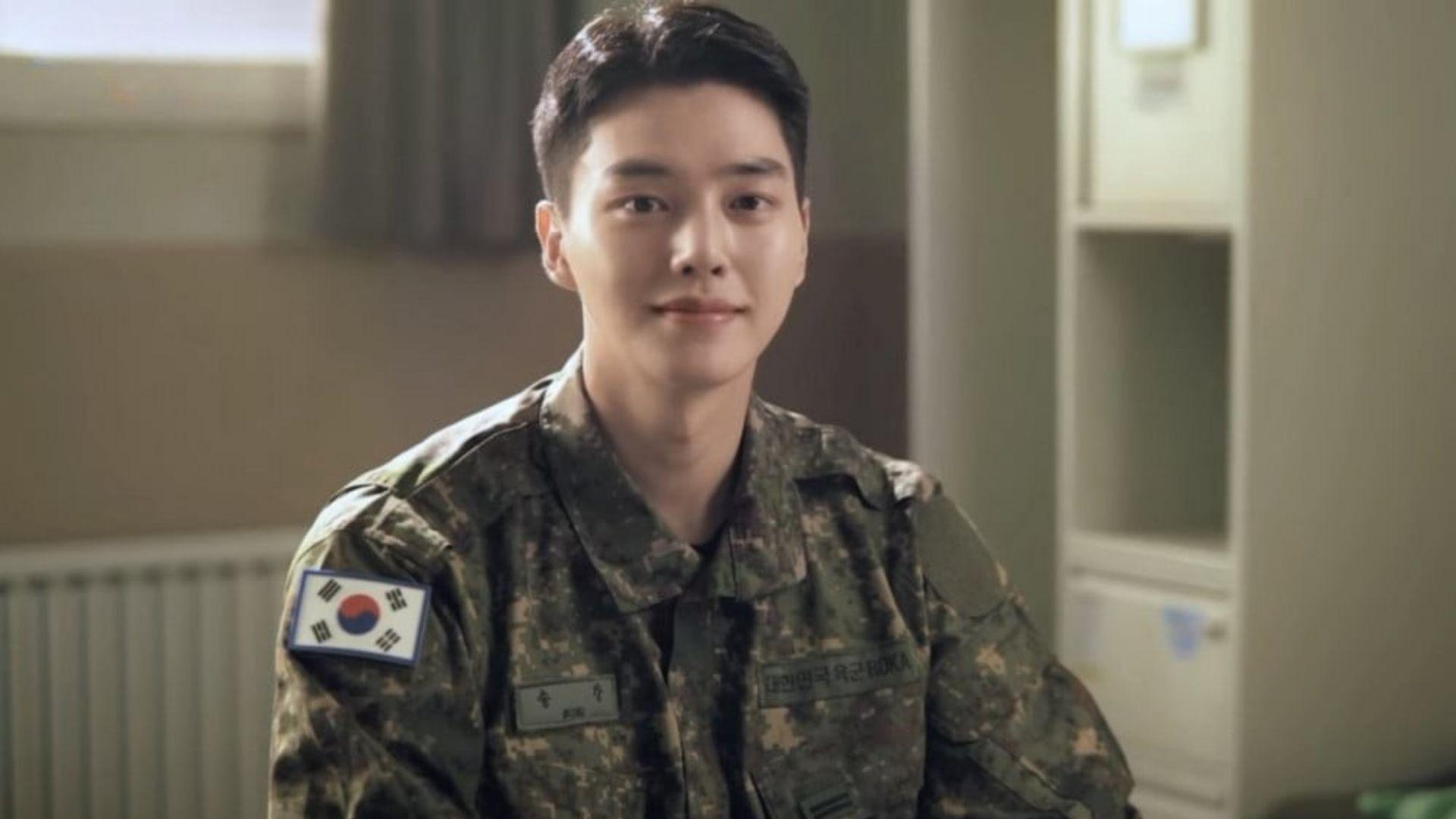 Song Kang frame tratto da un video promozionale per il Defense Help Call, un servizio di consulenza gestito dal Ministero della Difesa Nazionale Coreano.