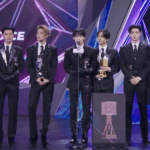 Gli ENHYPEN durante la premiazione dei MAMA 2025, hanno vinto Fans' choice of the year