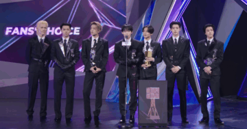 Gli ENHYPEN durante la premiazione dei MAMA 2025, hanno vinto Fans' choice of the year