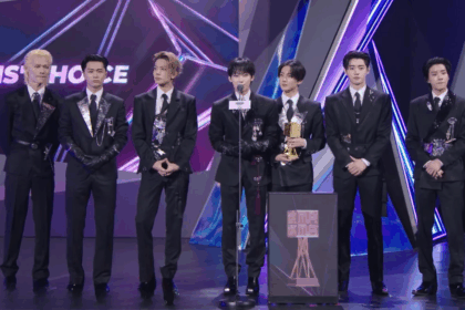 Gli ENHYPEN durante la premiazione dei MAMA 2025, hanno vinto Fans' choice of the year
