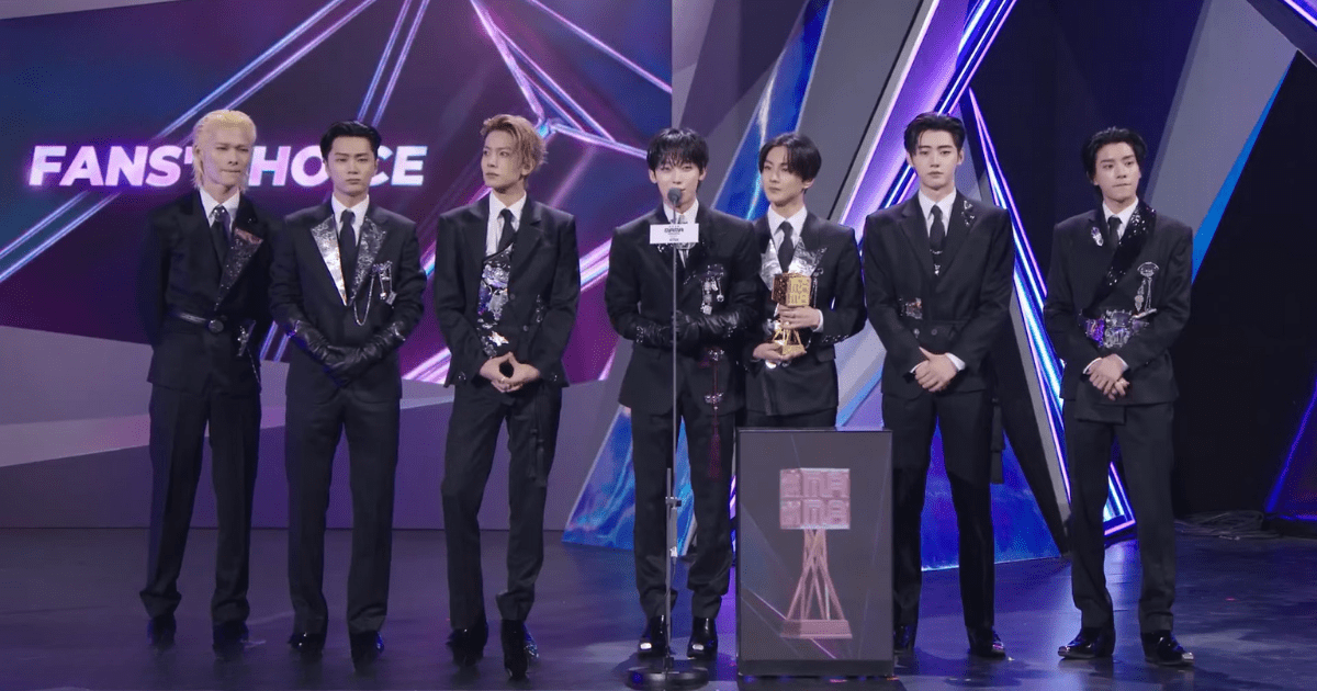 Gli ENHYPEN durante la premiazione dei MAMA 2025, hanno vinto Fans' choice of the year