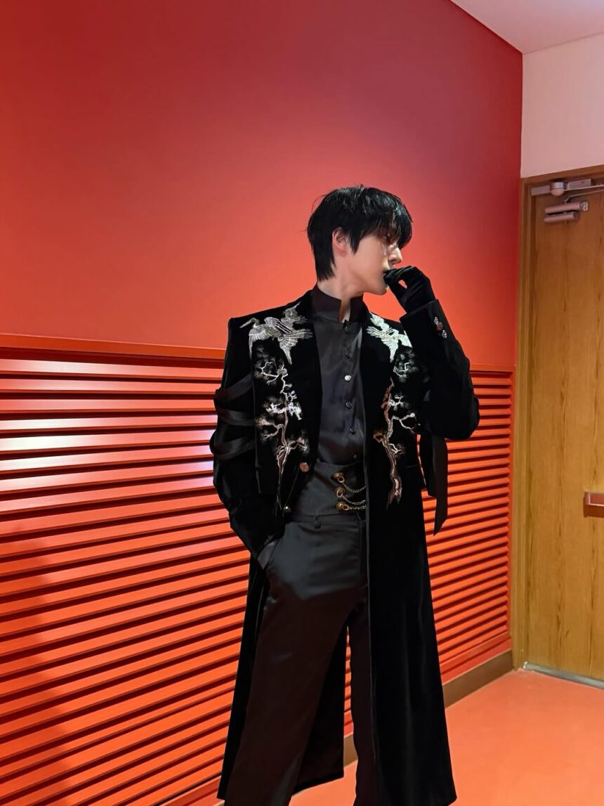 Costume indossato da Yunho - Credits to Teal Seoul Instagram