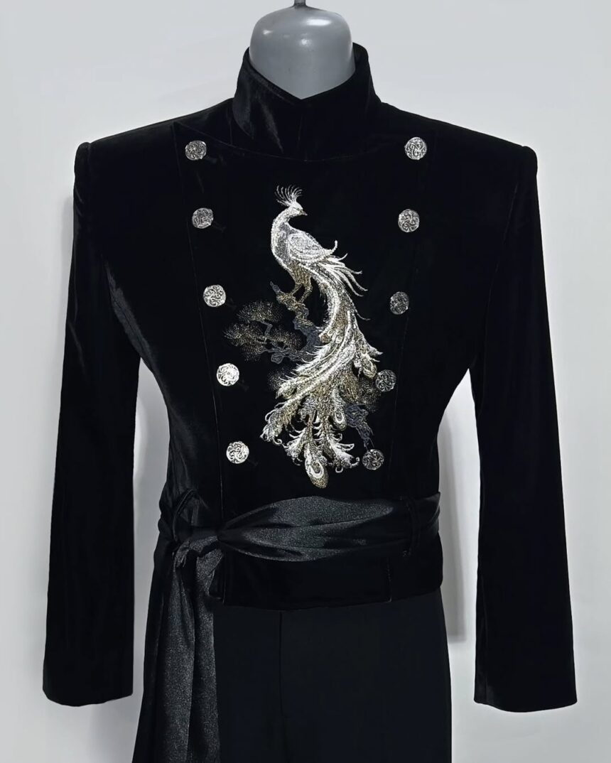 Costume indossato da Yeosang - Credits to Teal Seoul Instagram