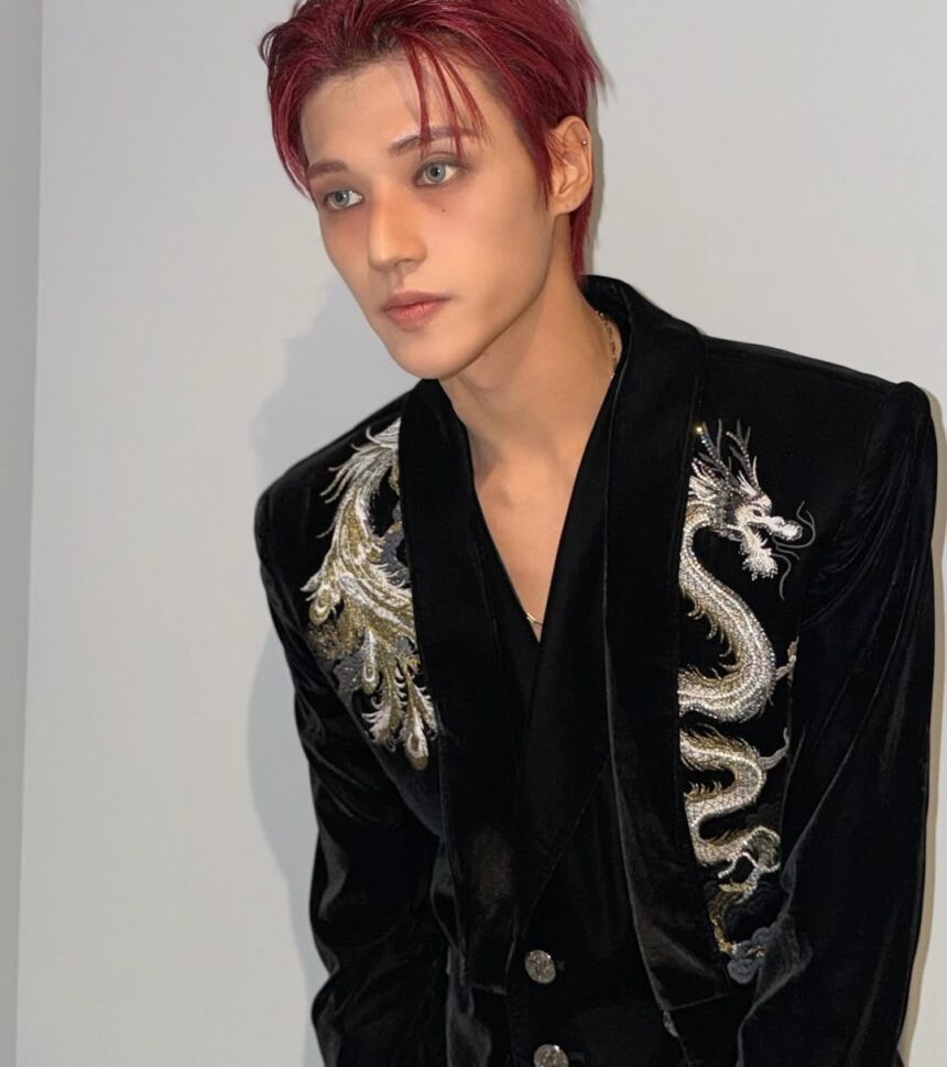 Costume indossato da Wooyoung- Credits to Teal Seoul Instagram