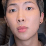 RM (BTS) durante la live Weverse di ieri 6 dicembre 2025