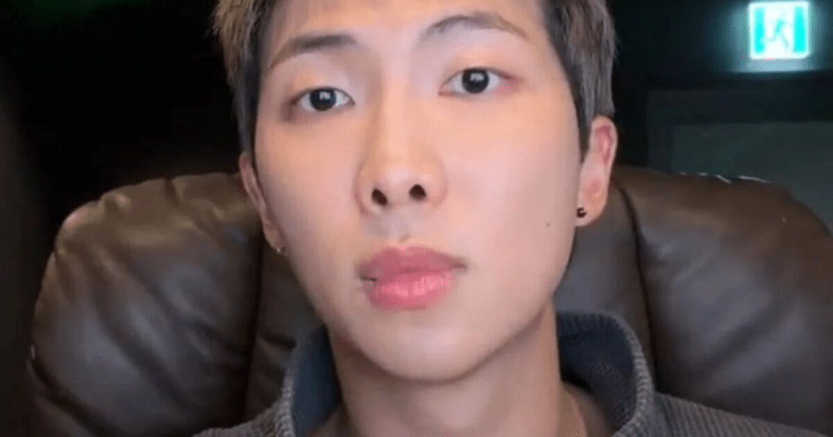RM (BTS) durante la live Weverse di ieri 6 dicembre 2025