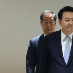 In primo piano, l'ex Presidente Yoo Suk-yeol. Dietro, l'ex Primo Ministro Han Duck-soo (Fonte: CFP)