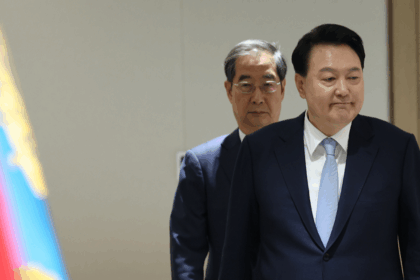 In primo piano, l'ex Presidente Yoo Suk-yeol. Dietro, l'ex Primo Ministro Han Duck-soo (Fonte: CFP)