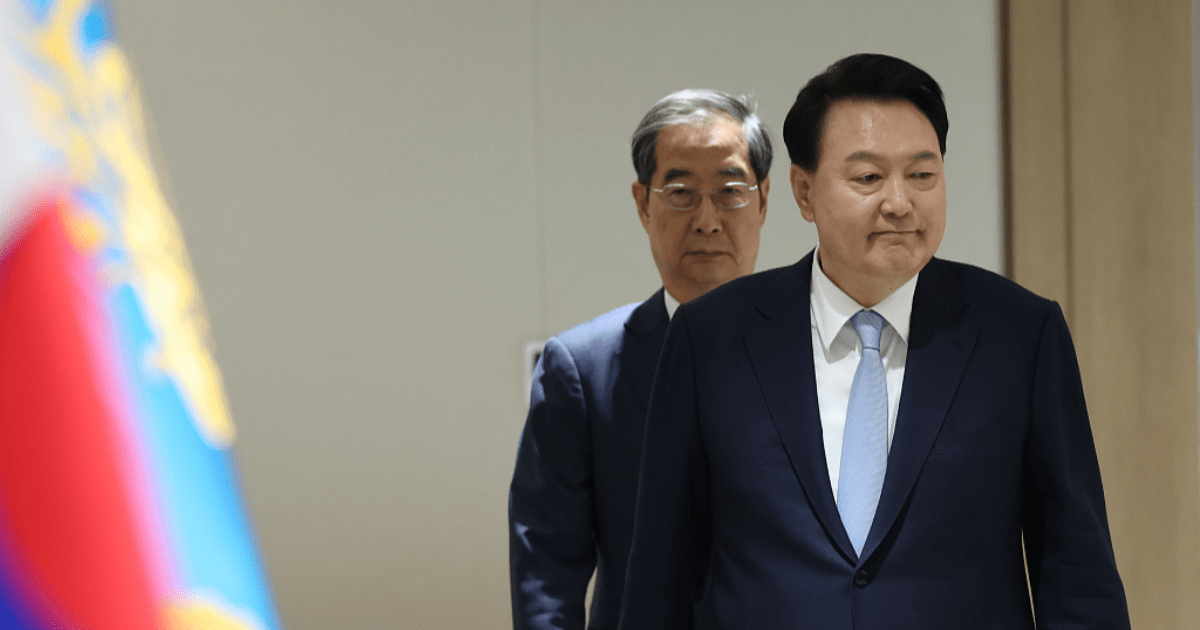 In primo piano, l'ex Presidente Yoo Suk-yeol. Dietro, l'ex Primo Ministro Han Duck-soo (Fonte: CFP)