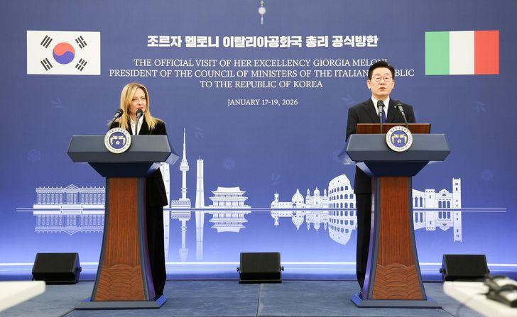 Il Presidente Lee Jae-myung e la Presidente del Consiglio italiana Giorgia Meloni durante la conferenza stampa congiunta seguita al vertice bilaterale. (Fonte: The Korea Times - Yonhap)