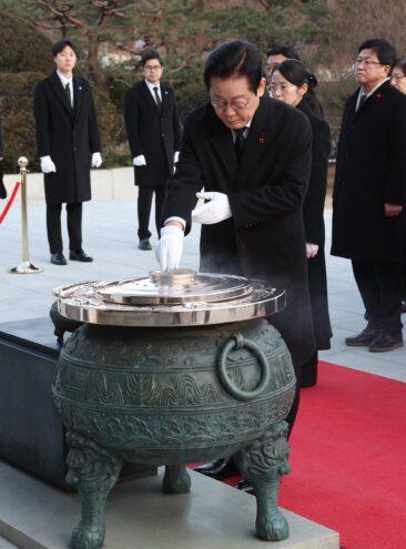 Il Presidente Lee Jae Myung al Seoul National Cemetery il 1 gennaio, durante una visita. Foto Yonhap