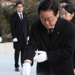 Il Presidente Lee Jae Myung al Seoul National Cemetery il 1 gennaio, durante una visita. Foto Yonhap