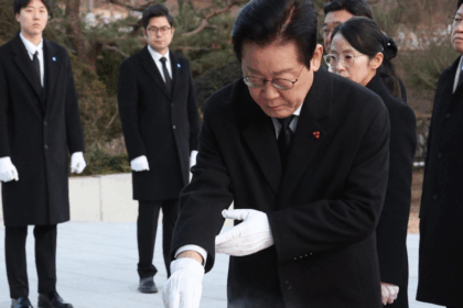 Il Presidente Lee Jae Myung al Seoul National Cemetery il 1 gennaio, durante una visita. Foto Yonhap