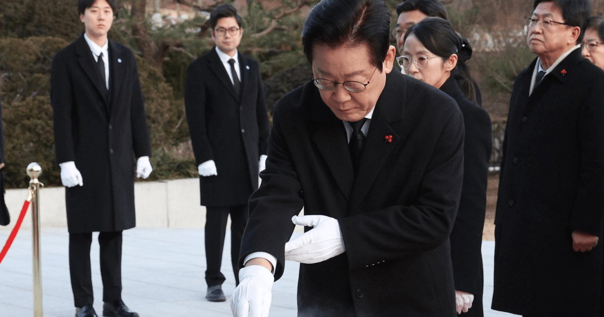 Il Presidente Lee Jae Myung al Seoul National Cemetery il 1 gennaio, durante una visita. Foto Yonhap