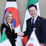 Il Presidente Lee Jae-myung con la Presidente del Consiglio Giorgia Meloni durante i colloqui per il vertice presso la Cheong Wa Dae a Seoul. (Photo The Korea Herald - Yonhap)