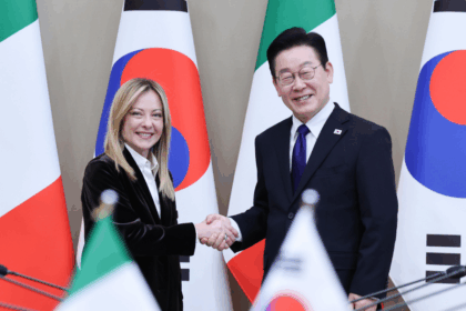 Il Presidente Lee Jae-myung con la Presidente del Consiglio Giorgia Meloni durante i colloqui per il vertice presso la Cheong Wa Dae a Seoul. (Photo The Korea Herald - Yonhap)