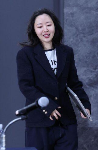 Min Hee-jin durante la conferenza stampa di oggi a Seoul (Fonte: The Korea Times)