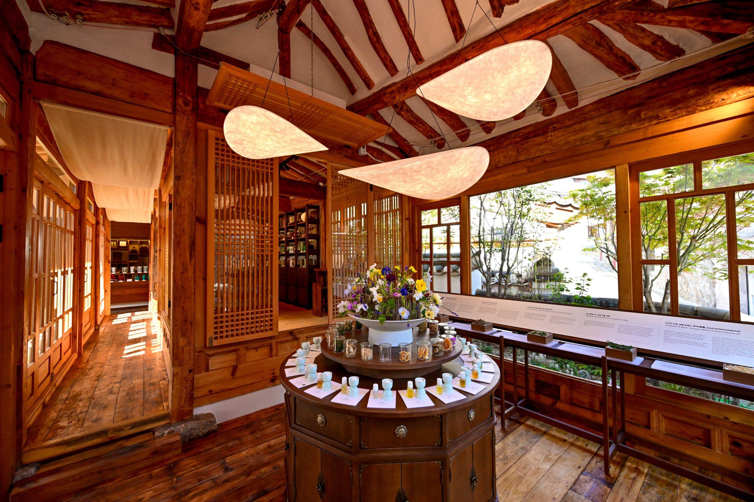 L'esterno e l'interno del nuovo flagship store di AROMATICA a Buckchon