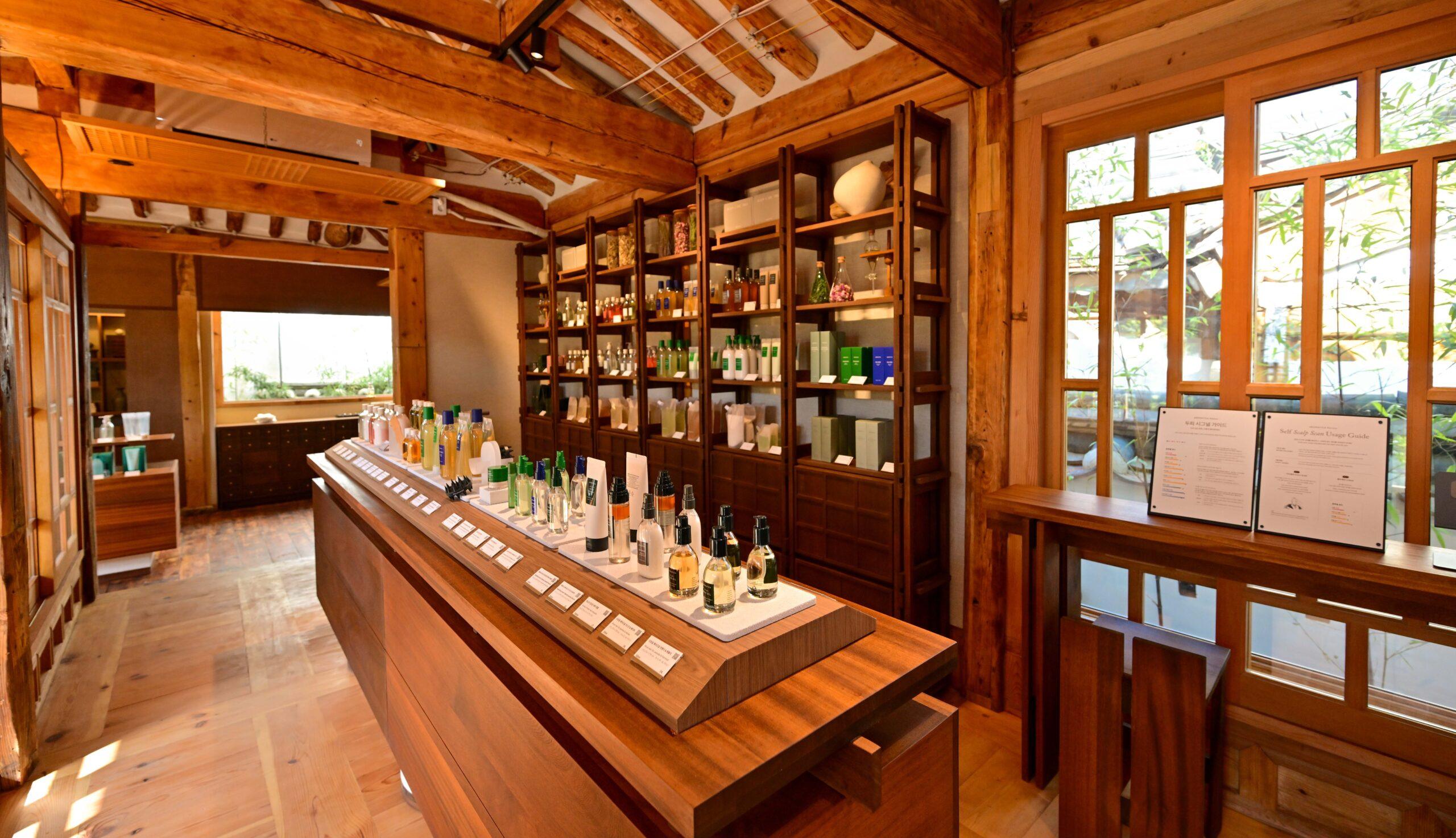 L'esterno e l'interno del nuovo flagship store di AROMATICA  a Buckchon (PHOTOKIM)