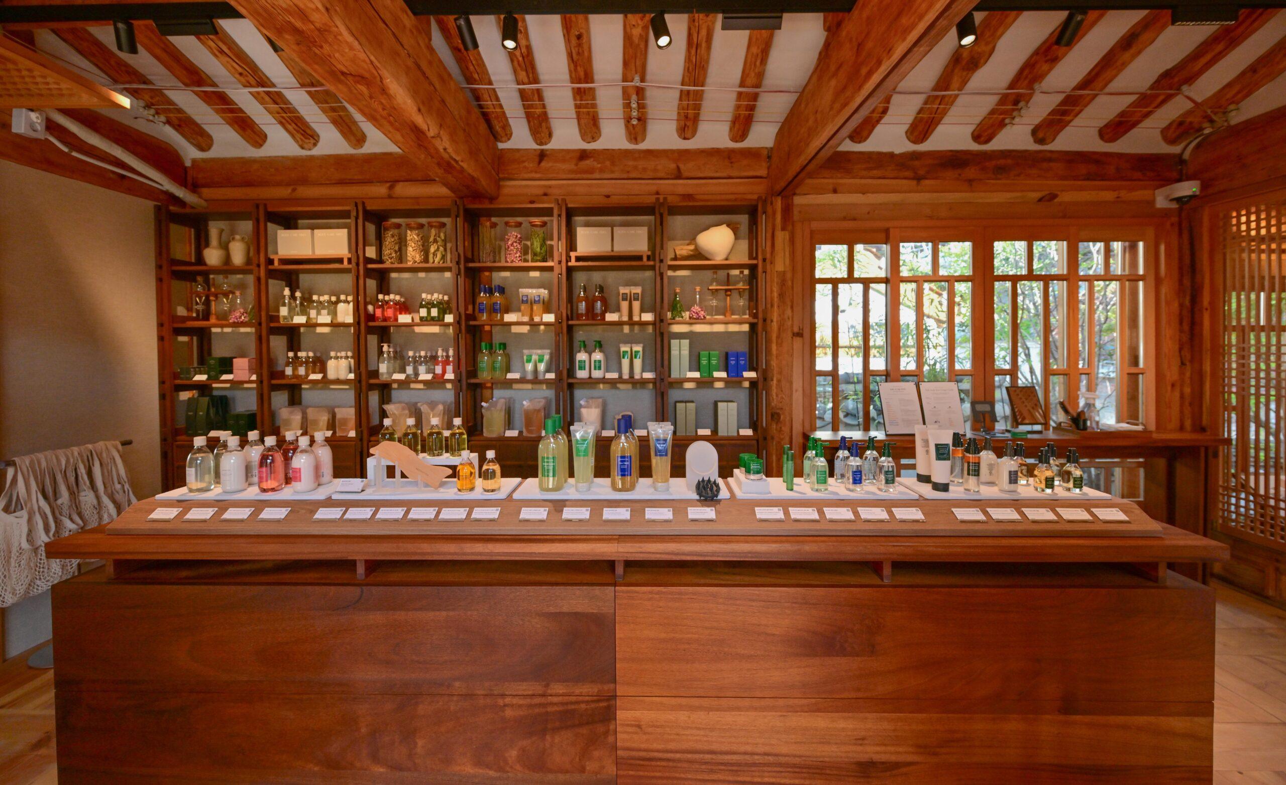 L'esterno e l'interno del nuovo flagship store di AROMATICA  a Buckchon (PHOTOKIM)