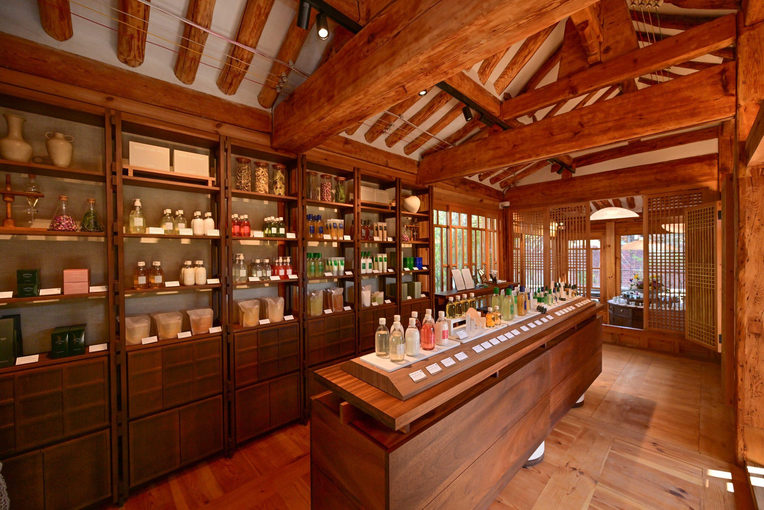 L'esterno e l'interno del nuovo flagship store di AROMATICA  a Buckchon (PHOTOKIM)