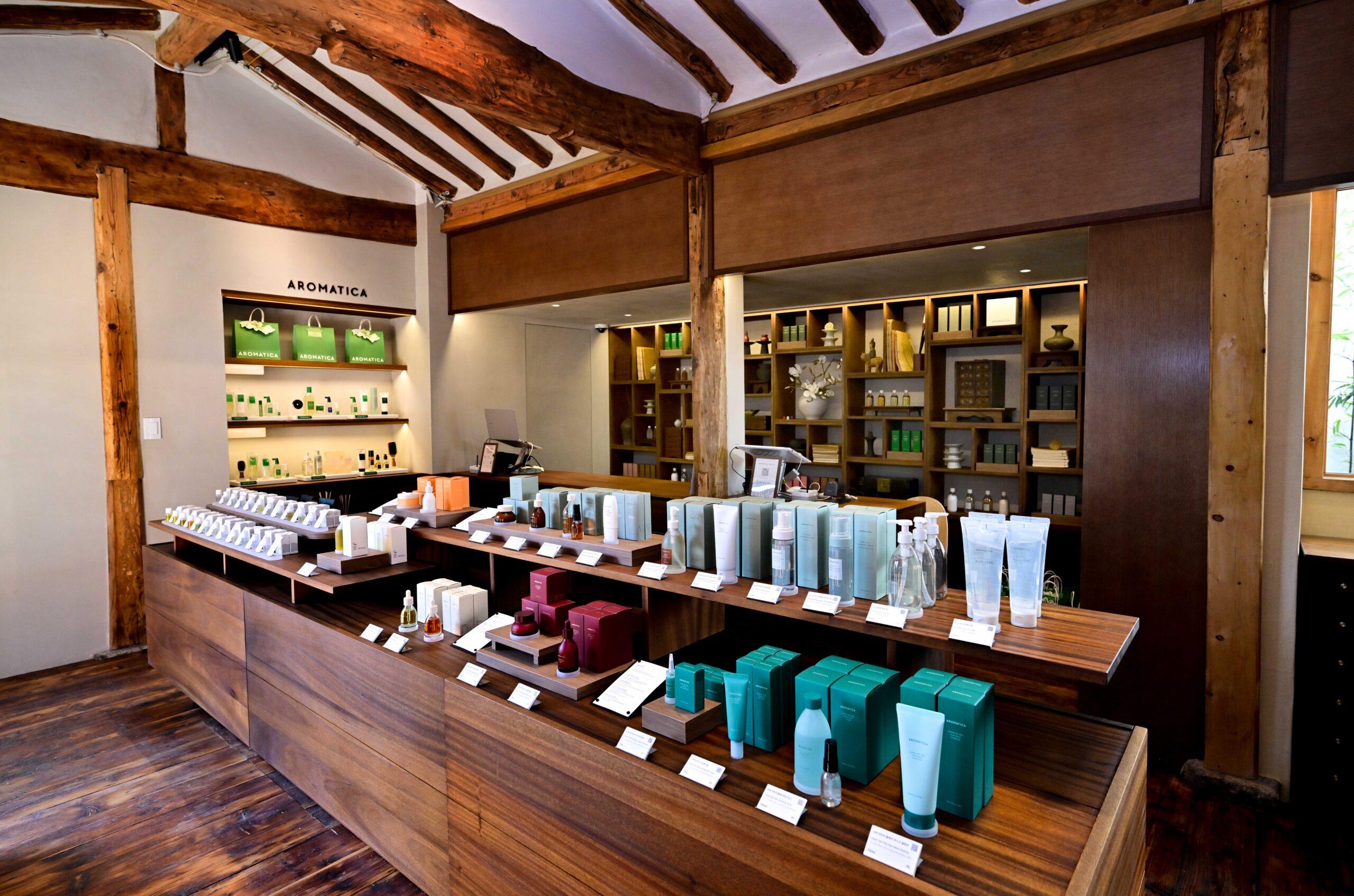 L'esterno e l'interno del nuovo flagship store di AROMATICA a Buckchon