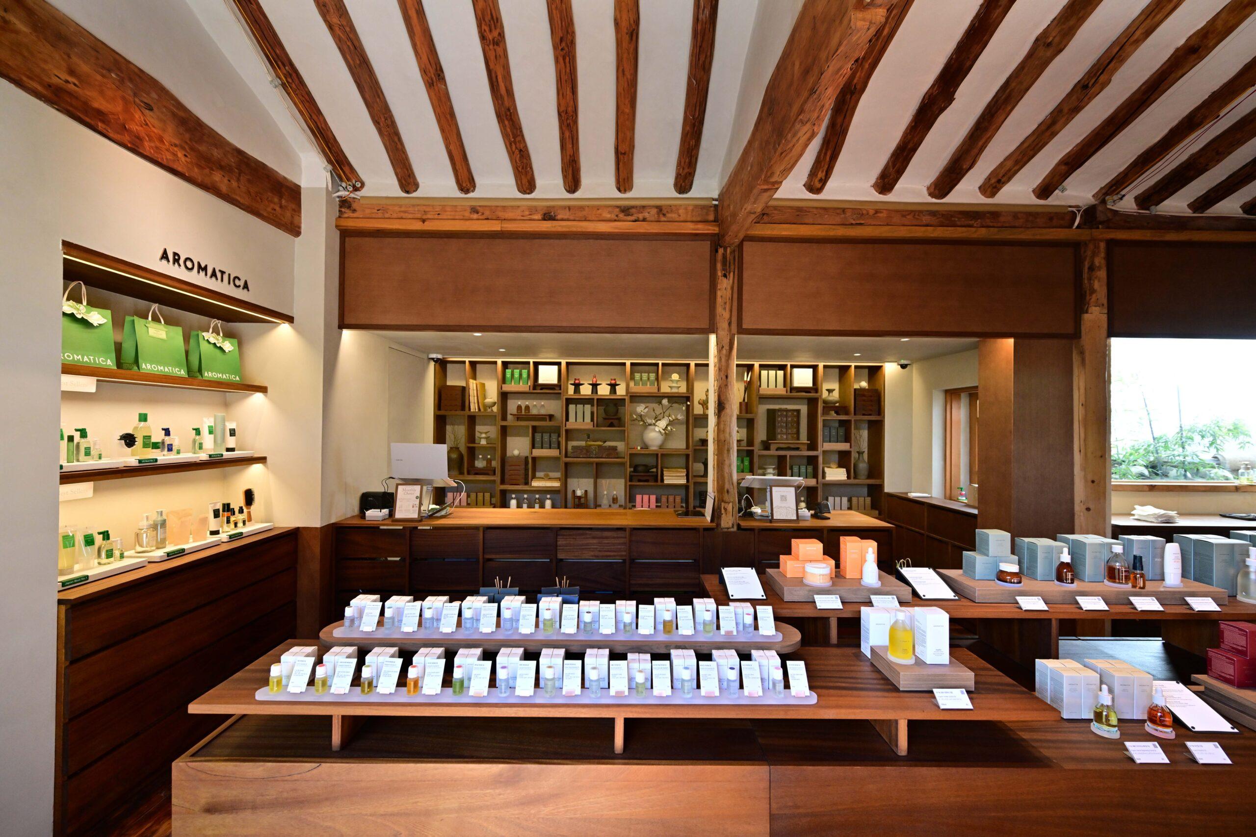 L'esterno e l'interno del nuovo flagship store di AROMATICA  a Buckchon (PHOTOKIM)