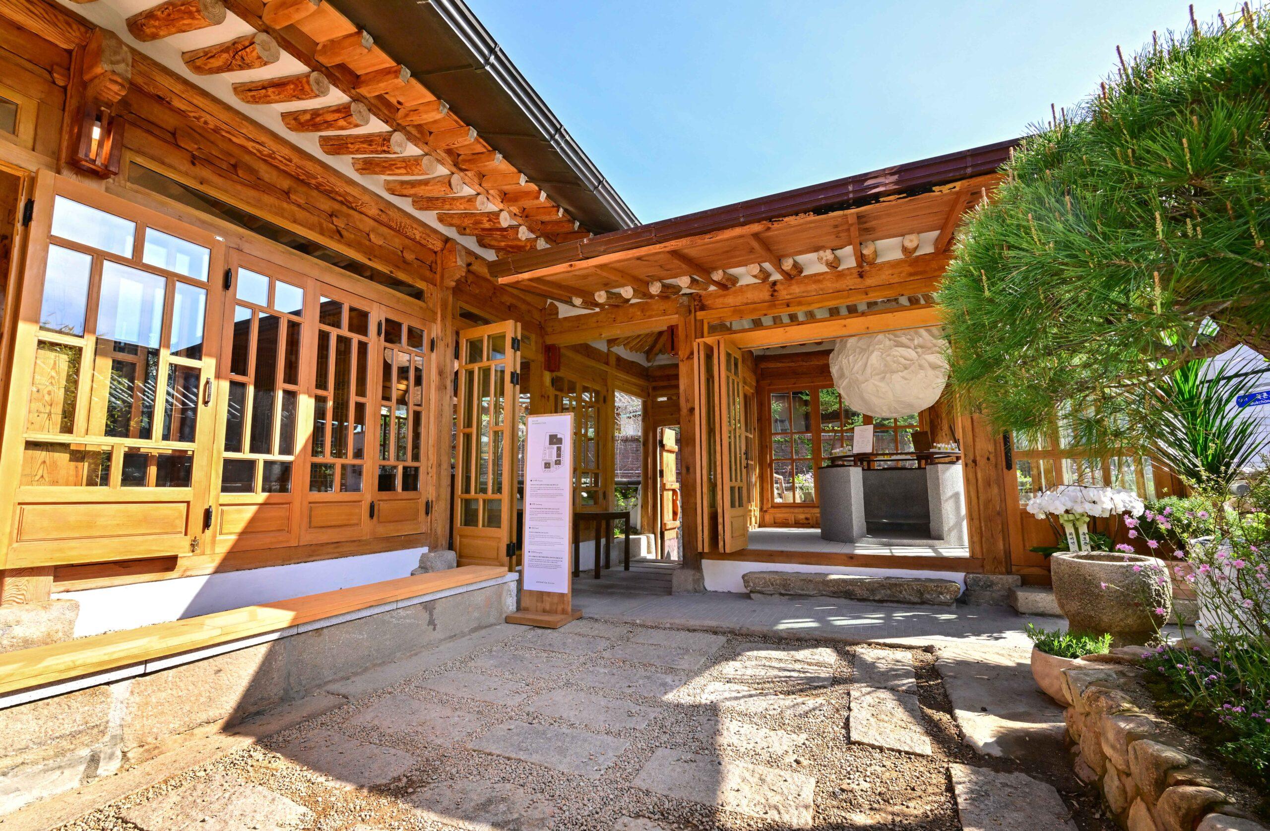 L'esterno e l'interno del nuovo flagship store di AROMATICA  a Buckchon (PHOTOKIM)