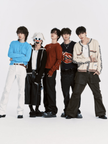 Gli hrtz.wav (Credits Kakao Entertainment) - da sinistra, Keiten, Hagiwa, Riaan, Yoon Young-jun e Dane