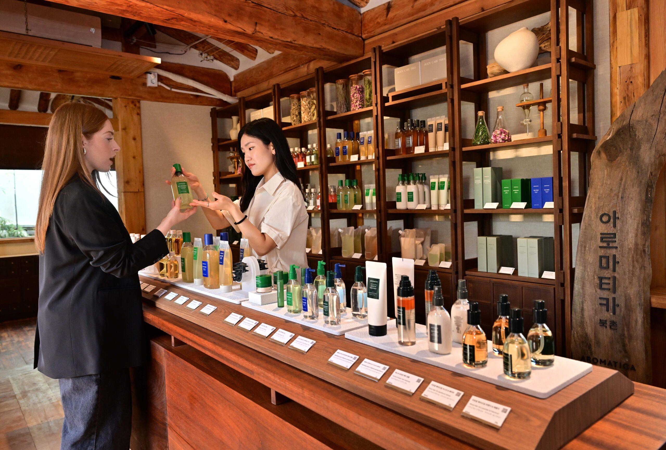 L'esterno e l'interno del nuovo flagship store di AROMATICA  a Buckchon (PHOTOKIM)