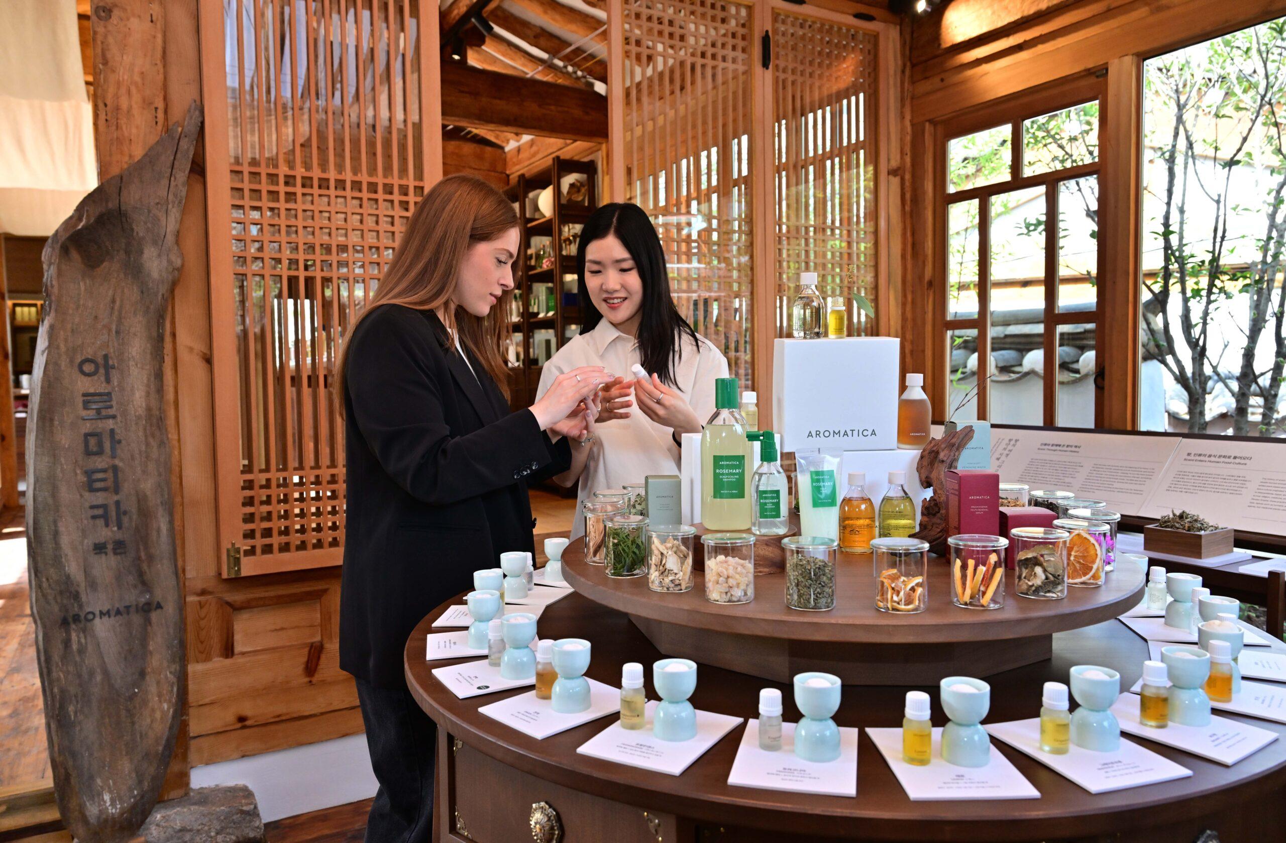 L'esterno e l'interno del nuovo flagship store di AROMATICA  a Buckchon (PHOTOKIM)