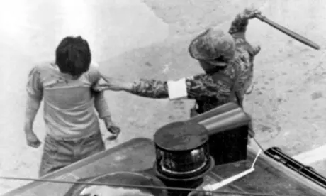 Uomo delle forze militari aggredisce un giovane
