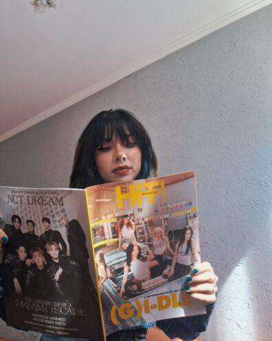 Carolina Steinert con la copia cartacea di HIT! Magazine