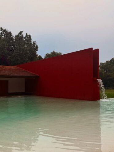 La Fuente de los Amantes, parte integrante della Cuadra San Cristóbal a Città del Messico - Arch. Luis Barragán (1968)