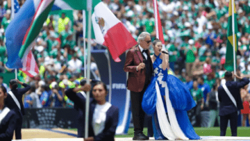 Ejae e Bocelli si esibiscono con “DNA” alla cerimonia di apertura della FIFA World Cup.